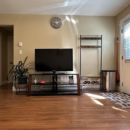 Separate Entry Sweet Home Victoria Luaran gambar
