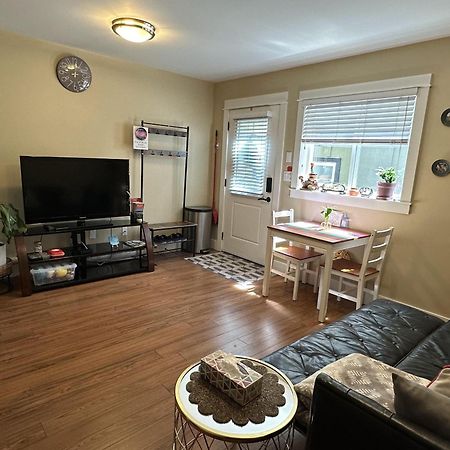 Separate Entry Sweet Home Victoria Luaran gambar