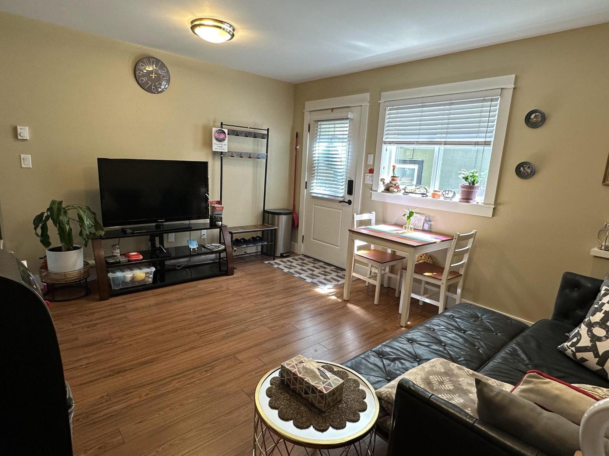 Separate Entry Sweet Home Victoria Luaran gambar