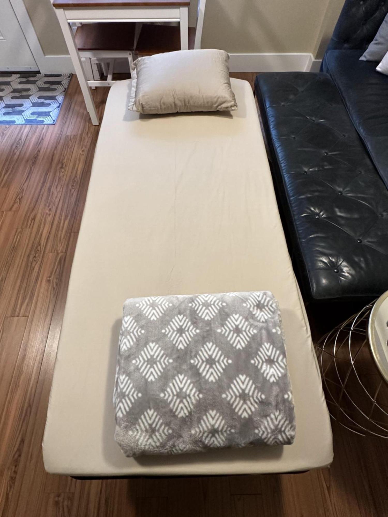 Separate Entry Sweet Home Victoria Luaran gambar